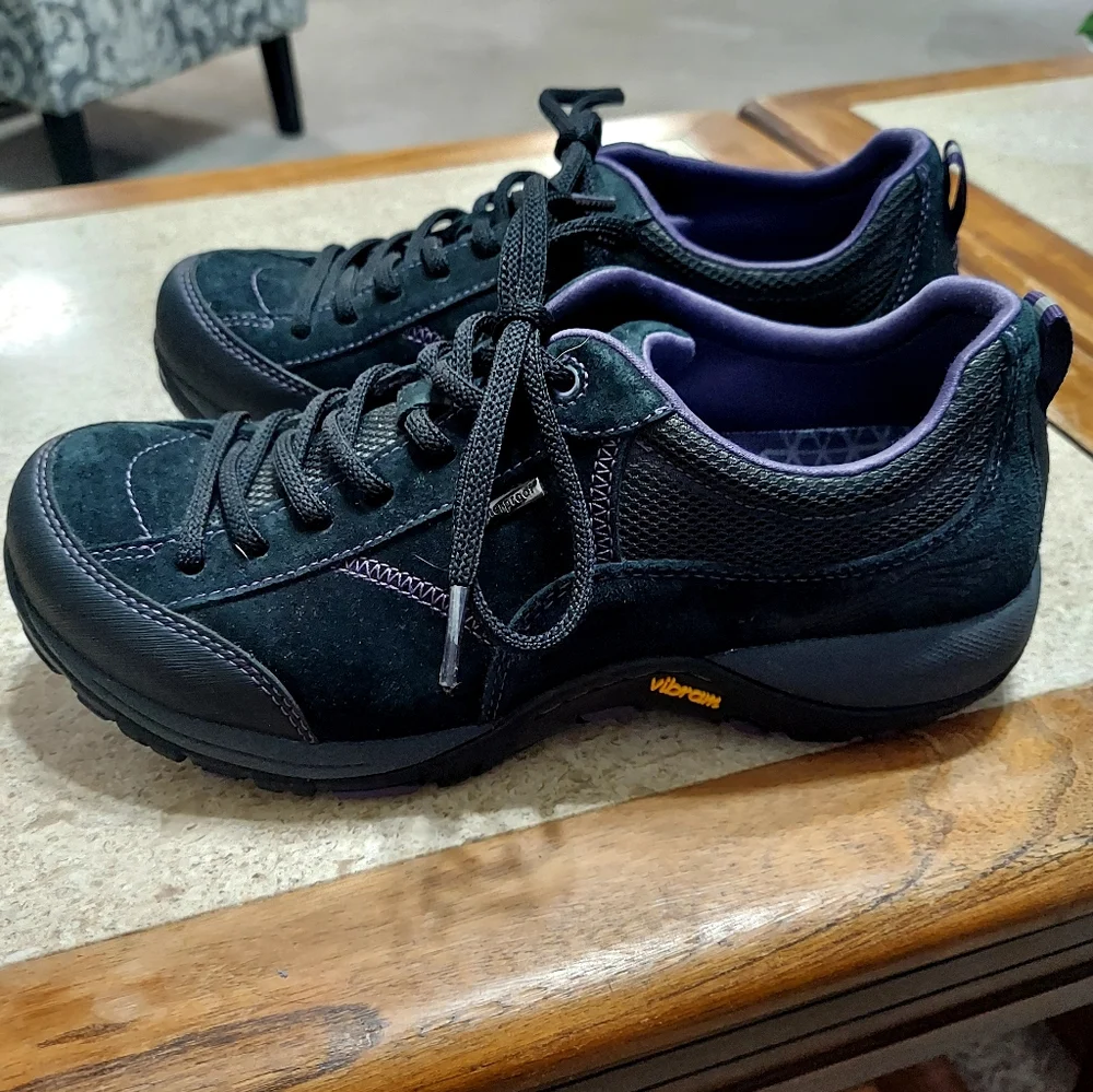 Dansko Woman's Paisley Black & Purple Size 37